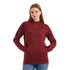 Die Frau trägt ein Merino-Kapuzenpullover in Bordeaux Rot
