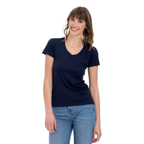 Das Modell trägt ein Navy-Blaues T-Shirt aus 100% Merinowolle.
