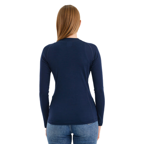 Die Dame trägt ein Navy-blaues 100% Merino Oberteil von Woolona