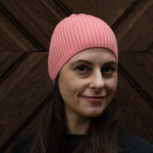 Frau mit einer pink farbenen Merinomütze.