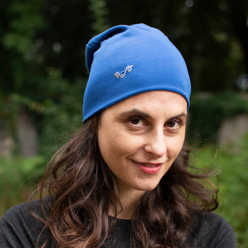 Frau trägt blaue Merinowolle Mütze aus nachhaltigem Stoff