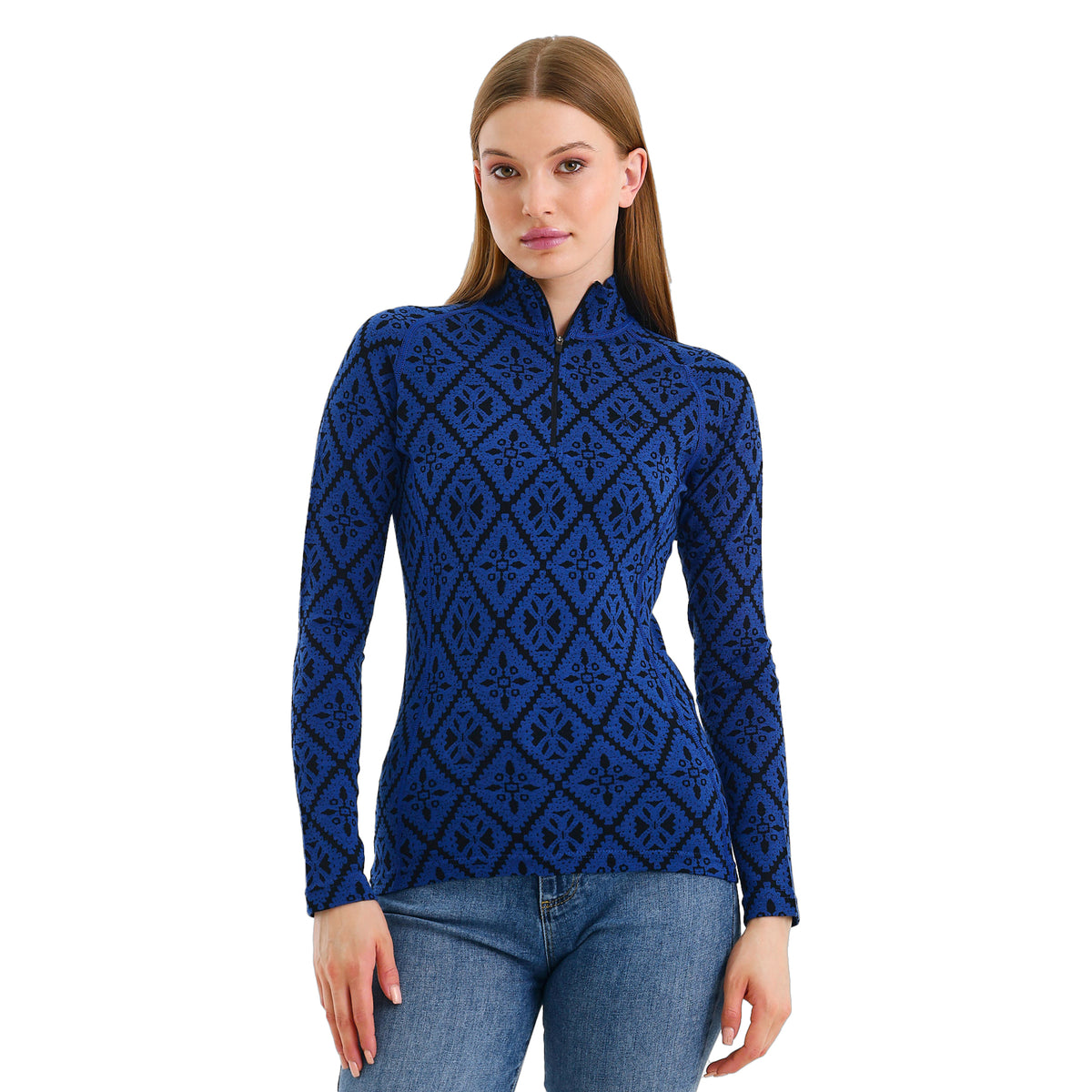 Dame in Blau-Schwarzem Oberteil mit Muster aus 100% Merinowolle