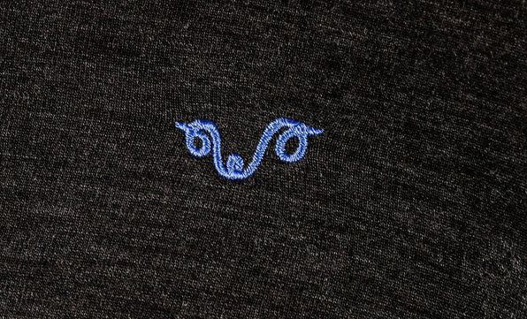 Aufgesticktes Woolona Logo auf einem 195g Merino Langarmshirt
