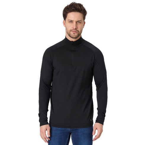 Mann trägt Herren Business Sweater aus 100% Merinowolle in schwarz
