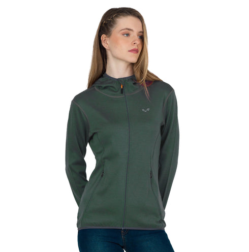 Frau trägt Merino-Hoodie mit komplettem ReiĂverschluss in NadelbaumgrĂźn