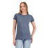 Die Dame trägt ein graues Merino T-Shirt mit rundem Halsausschnitt