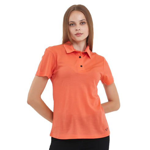Dame in einem Polo Shirt in der Farbe Apricot