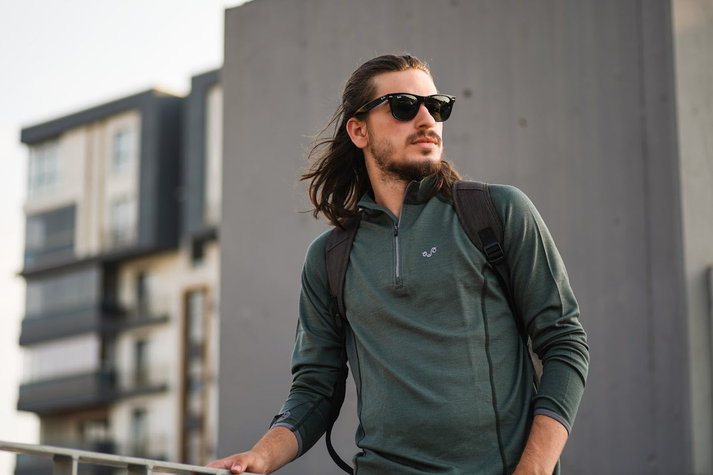 Ein Mann mit einem grĂźnem Herren Oberteil aus Merinowolle