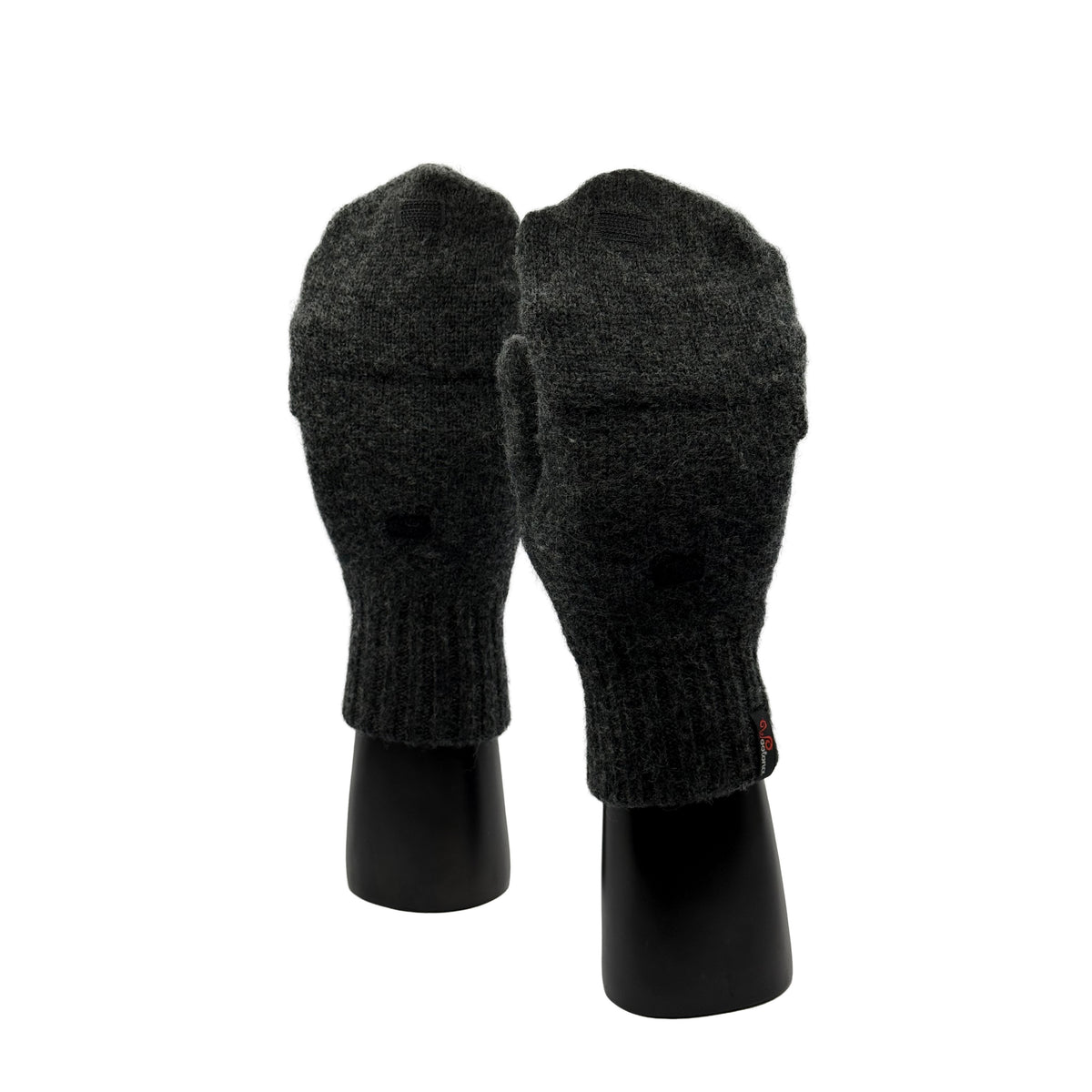 Zwei Hände mit Fäustlingen aus Merino in Anthrazit und Finger geschlossen mit Woolona Logo