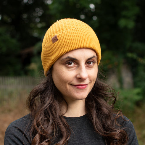Dame trägt Strickmütze aus mulesingfreier Merinowolle