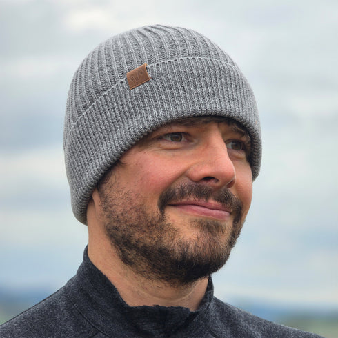 Mann trägt Graue Merinowollle Strickmütze