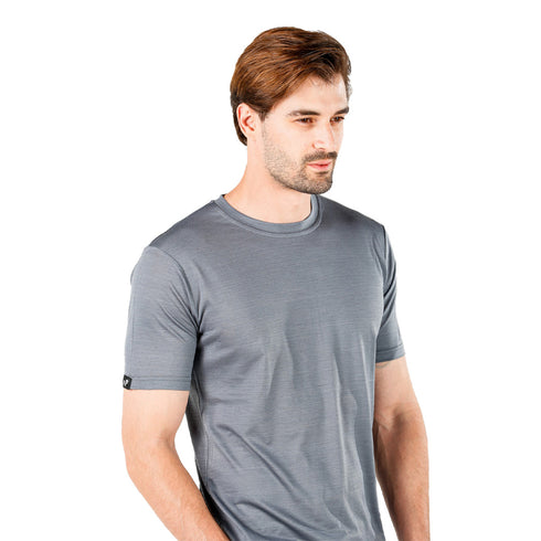 Herr in grauem Merino T-Shirt