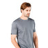 Herr in grauem Merino T-Shirt