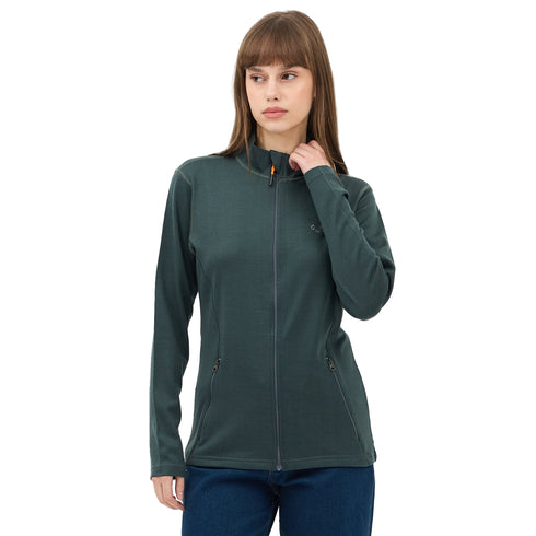 Frau mit langen Haaren, einer grünen Merinojacke und einer blauen Jeans