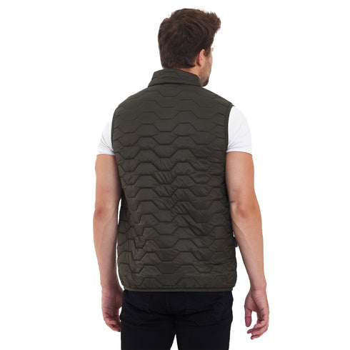 Mann in weißem T-Shirt und Grüner Outdoorweste mit europäischer Schurwolle