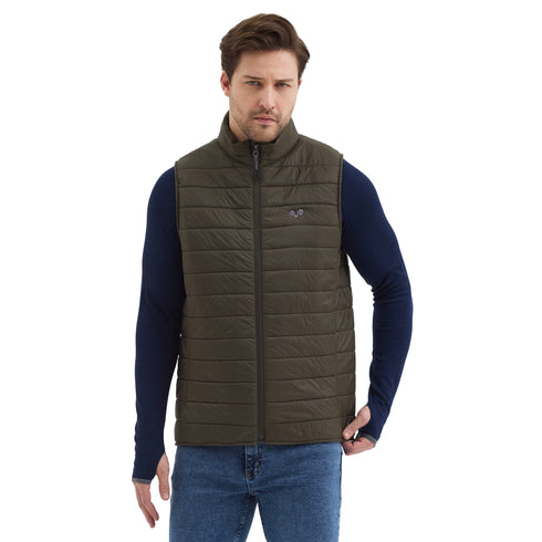 Mann trägt Outdoorweste in der Farbe Grün von Woolona