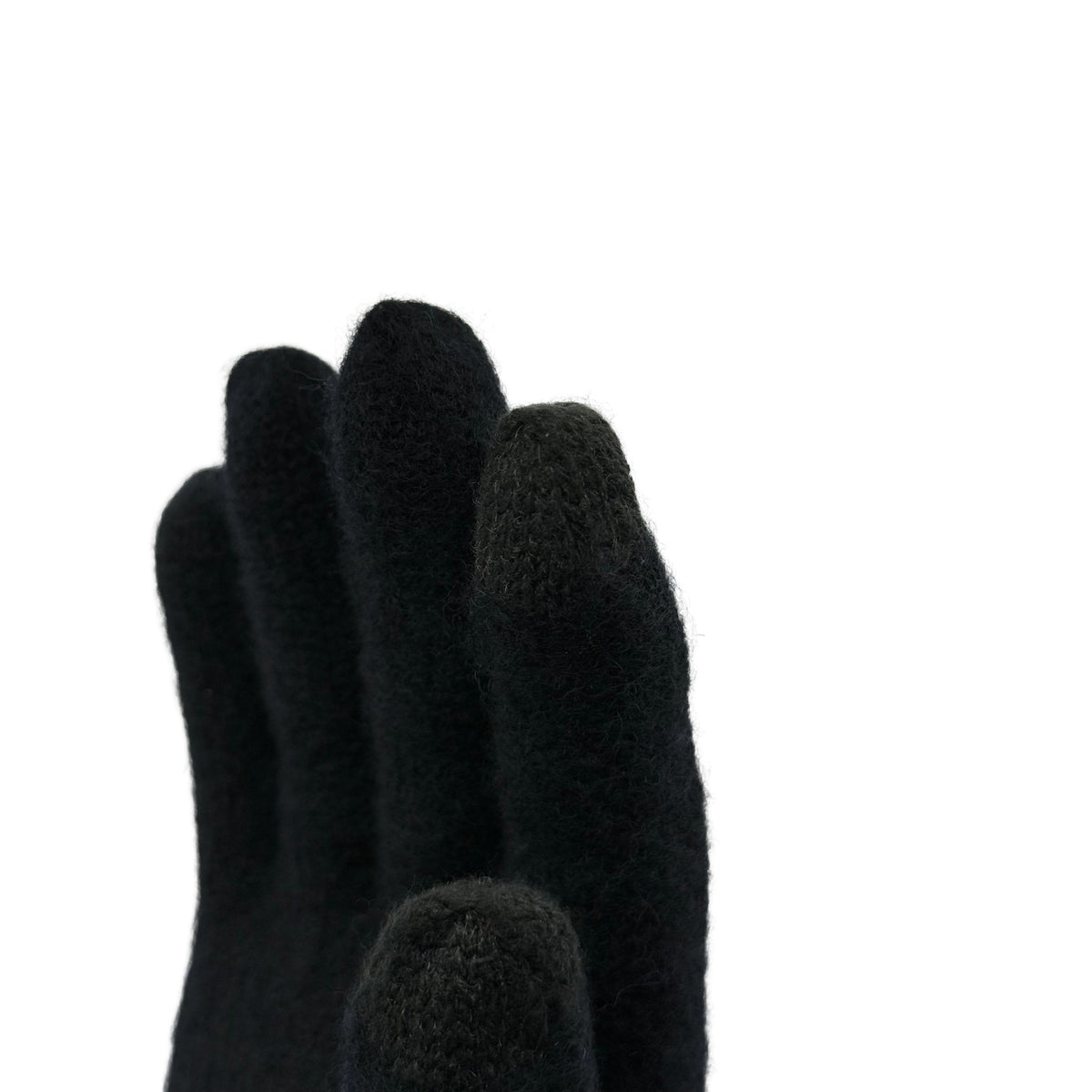 Aus der nähe eine Hand die ein Handschuh aus Merinowolle in Schwarz trägt und die Fingerspitzen zeigt die Touchscreen-fähig sind