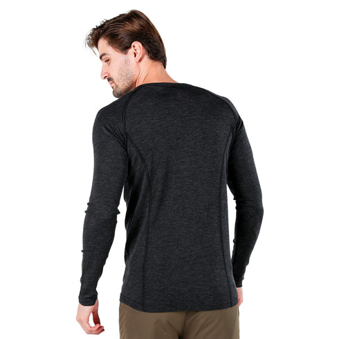Mann trägt Merino-Langarm in Anthrazit und blickt nach hinten