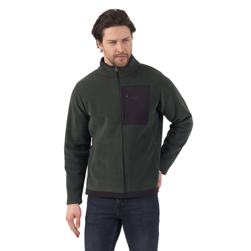 Mann mit einer Merinojacke aus Merinowolle und recyceltem Polyester.