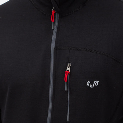 Merinojacke in der Nahaufnahme mit weißem Logo und zwei Reißverschlüssen.