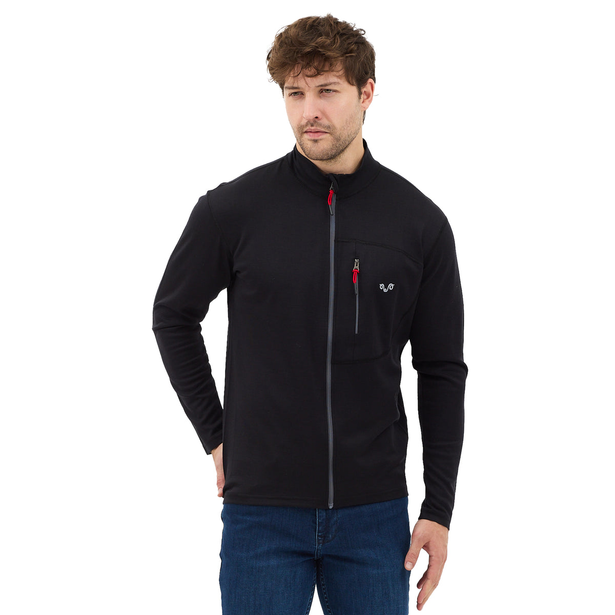 Mann mit einer Jacke aus Merinowolle mit einer Brusttasche und rotem Zipper.