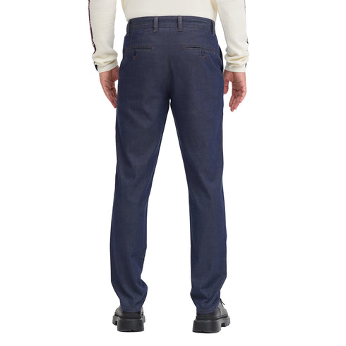 Mann mit einer Denim Jeans von hinten