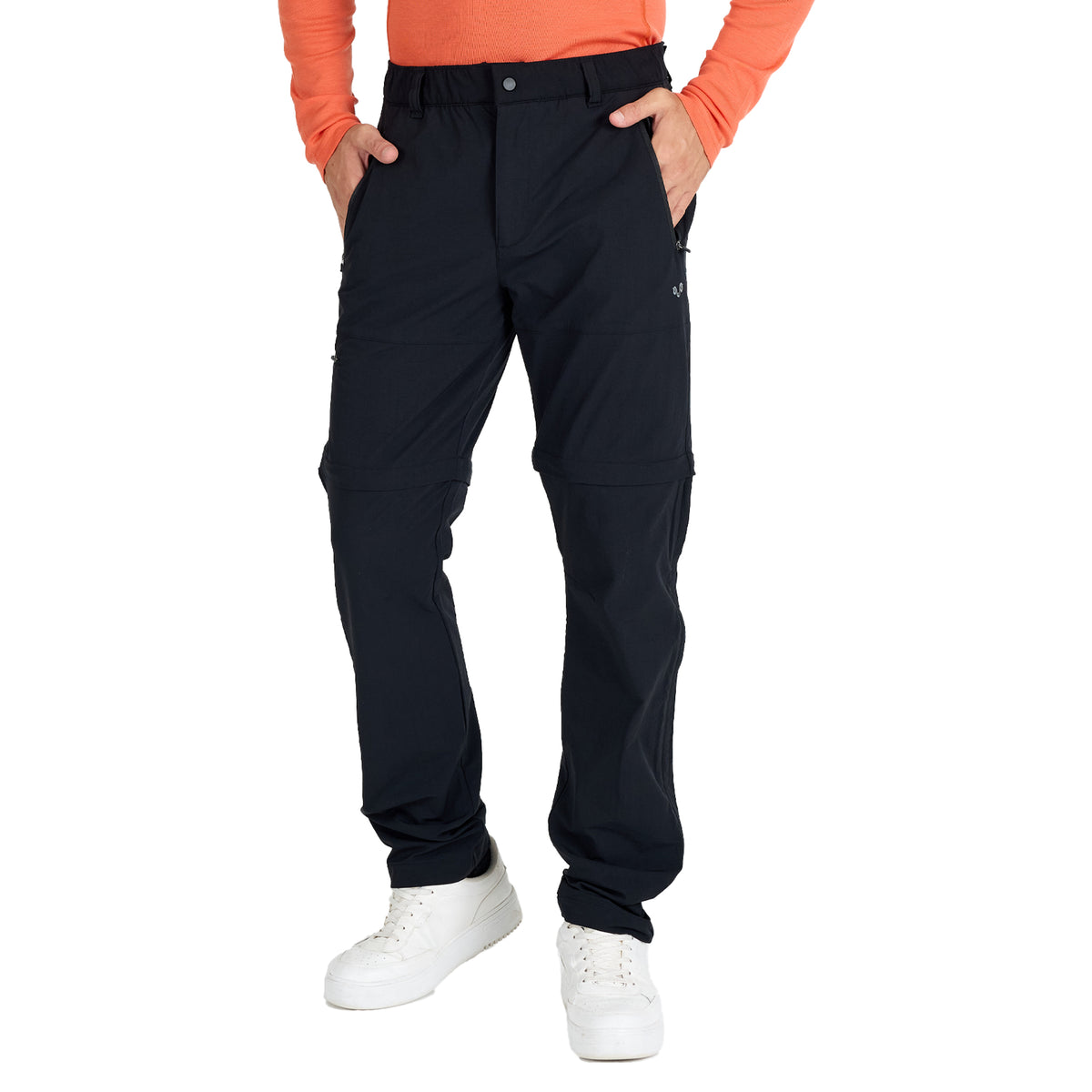 Mann mit schwarzer Zip Off Trekkinghose aus Merinowolle.