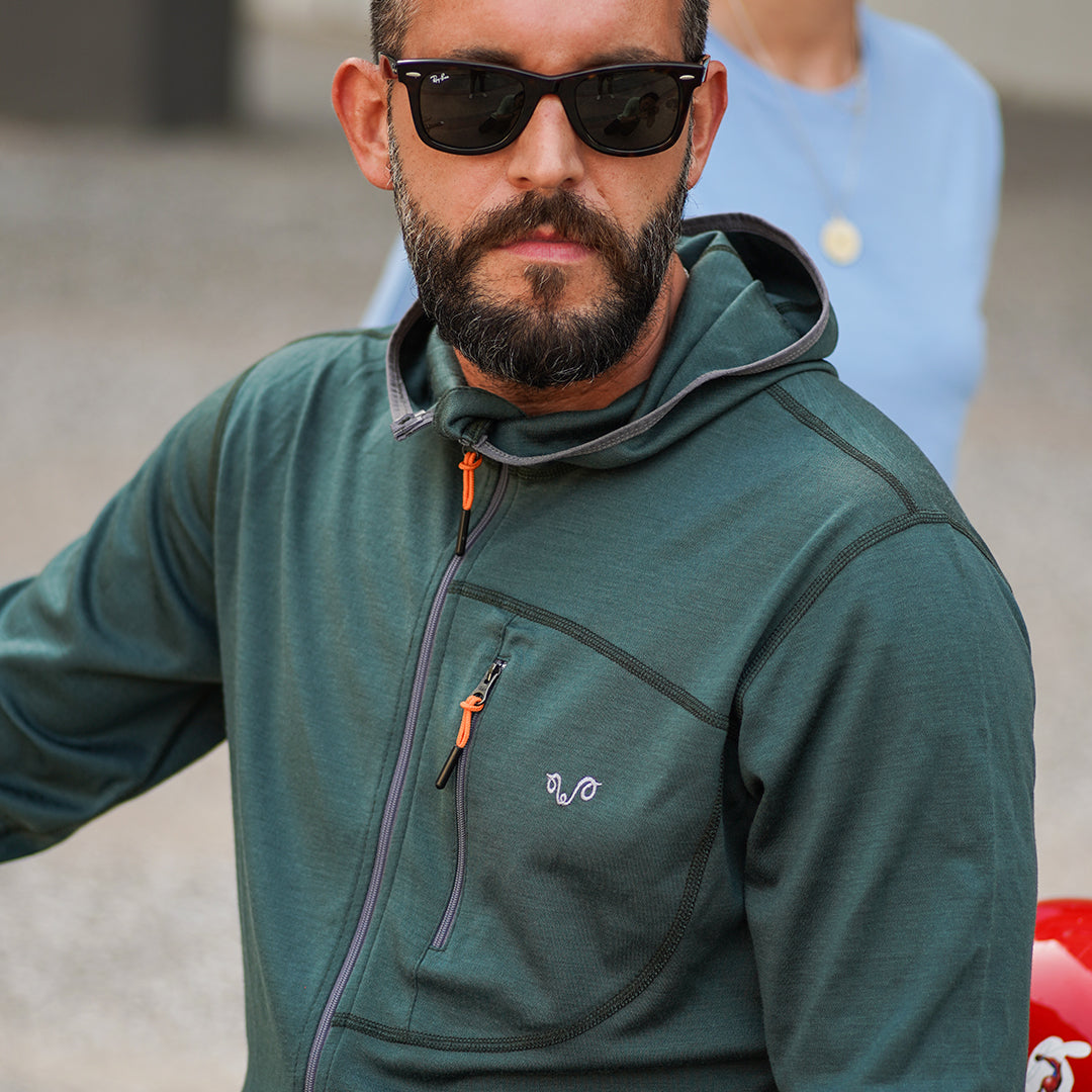 Mann in einem Merino Hoodie und Sonnenbrille