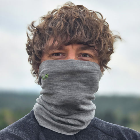Mann trägt grauen Halswärmer aus 100% mulesingfreier Merinowolle.