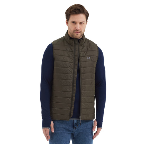 Mann in grüner Outdoor Weste mit europäischer Schurwolle als Innenfutter