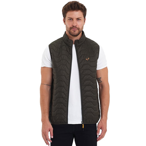 Mann in grüner Outdoor Weste mit europäischer Schurwolle als Innenfutter