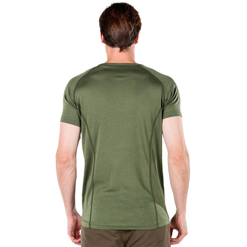Herr in einem T-Shirt in grün aus Merino