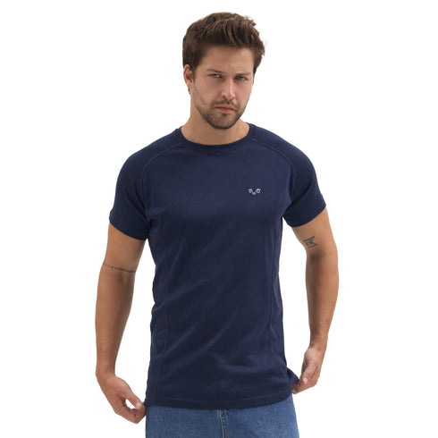 Mann trägt T-Shirt in Navy Blau aus Merinowolle
