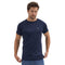 Mann trägt T-Shirt in Navy Blau aus Merinowolle