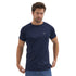 Mann trägt T-Shirt in Navy Blau aus Merinowolle