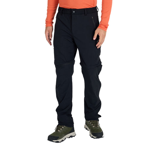 Mann mit Wanderschuhen und Wanderhose aus Merinowolle mit Zip-Off Funktion.