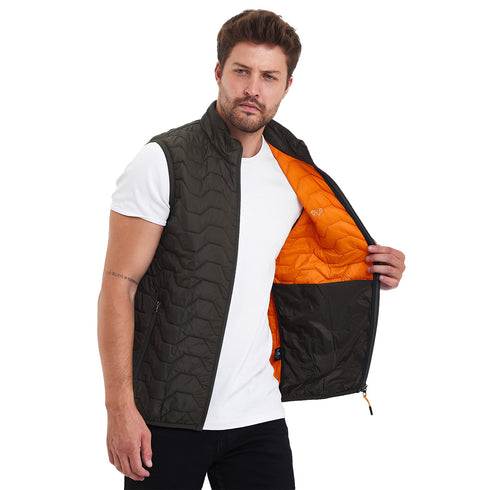 Herr trägt grüne Outdoorweste und zeigt die orangene Innenseite