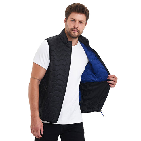 Ein Herr zeigt die blaue innenseite der Outdoorweste welches außen schwarz ist