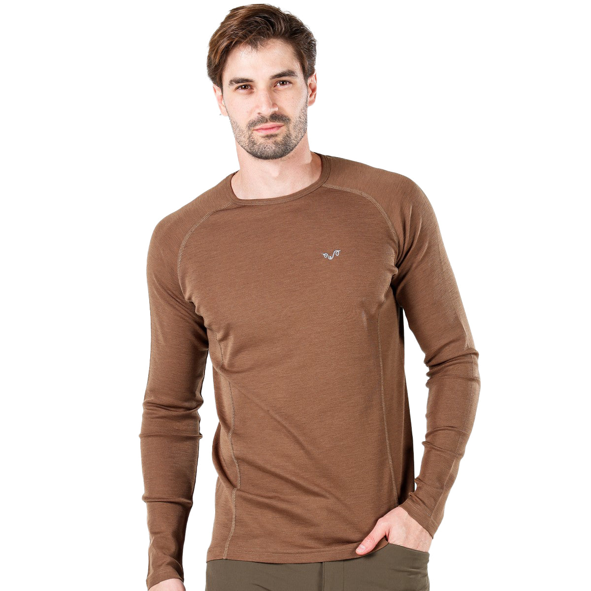 Herr in einem braunem Langarmshirt aus Merinowolle