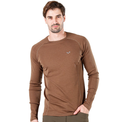 Herr in einem braunem Langarmshirt aus Merinowolle