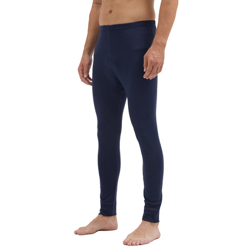Mann trägt lange Unterhose aus 100% Merinowolle in der Farbe Navy Blau