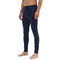 Mann trägt lange Unterhose aus 100% Merinowolle in der Farbe Navy Blau