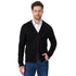 Mann in schwarzer Strickjacke aus Merinowolle