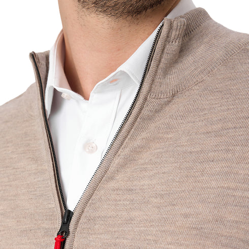 Reißverschluss und Kragen einer Strickjacke aus 100% Merinowolle