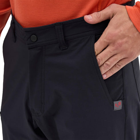Merino Wanderhose in schwarz mit Woolona Logo an der Hosentasche.