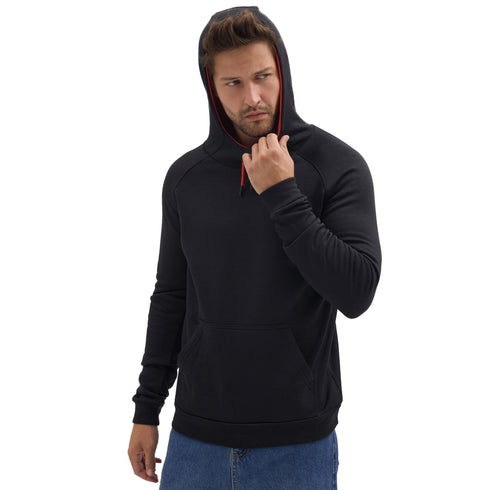 Mann trägt Merino Hoodie in der Farbe Schwarz mit Roten Kordeln