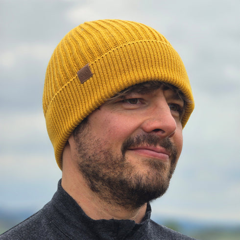 Mann mit gelber Strickmütze aus Merinowolle