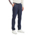 Mann mit Merino Denim Hose und schwarzen Schuhen