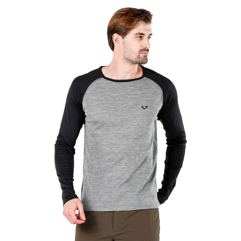 Mann mit baselayer aus Merinowolle in grau mit schwarzen ärmeln