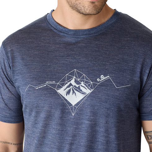 Die Brust eines Navy blauen Merino/Lyocell T-Shirts für Herren mit Aufdruck einer weißen Berglandschaft in der Mitte.